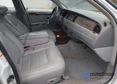 2001 Lincoln Town Car Signature z USA, uszkodzony, nr VIN 1LNHM82W01Y724132